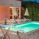 Stunning In With Kitchen בית נופש פורץ