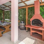 Stunning In With Kitchen בית נופש פורץ