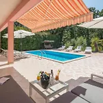 Stunning In With Kitchen בית נופש *