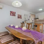 Сasa de vacaciones Awesome Home In Porec *