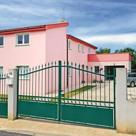 Holiday home Stunning In With Kitchen Porec