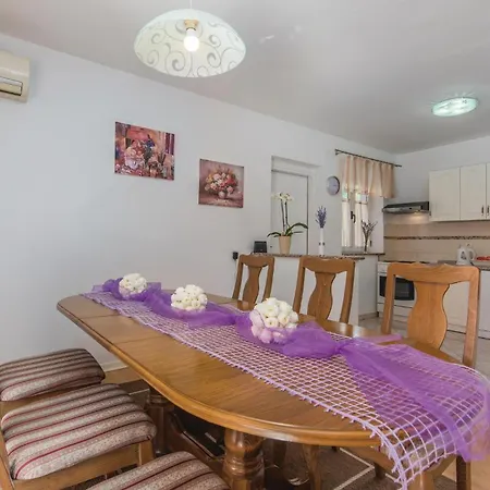 Сasa de vacaciones Stunning In With Kitchen *