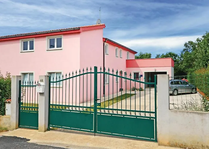 Dom wakacyjny Stunning In With Kitchen Poreč