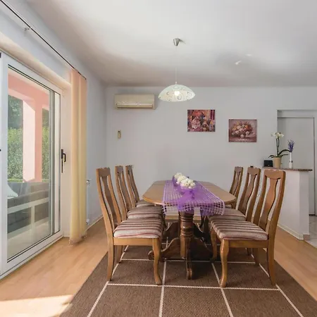 Stunning In With Kitchen بيت للعطل بوريتش